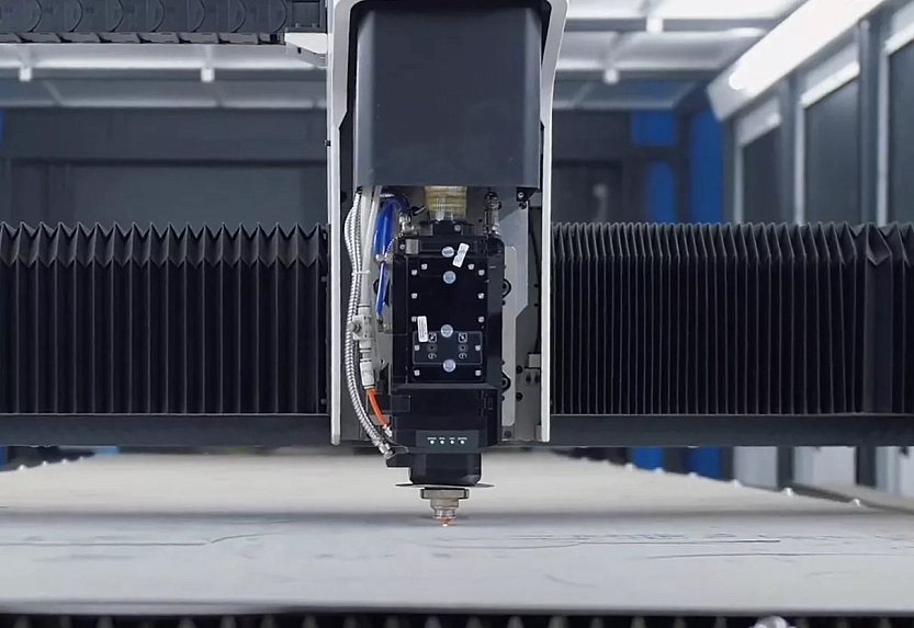 Senfeng SF8025H4 - высокомощный станок лазерной резки металла с защитой кабинетного типа и системой сменных столов. Рабочее поле 8000х2500 мм. Мощность от 6 до 60 кВт.